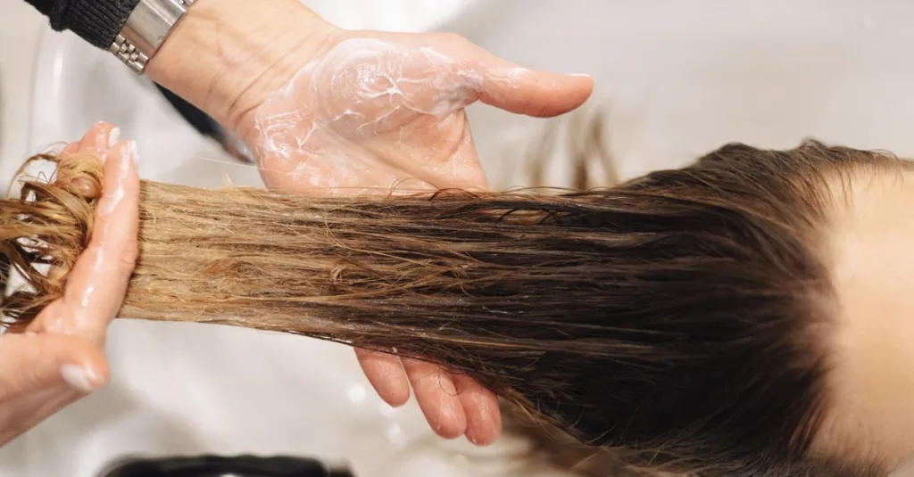 découvrez nos conseils et produits essentiels pour prendre soin de vos cheveux et révéler leur beauté naturelle au quotidien.